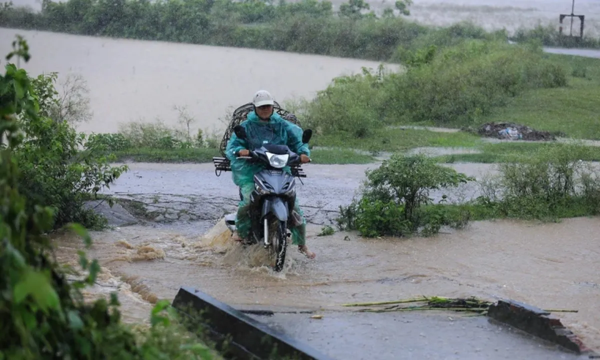 Hòa Bình: Mưa lũ làm một người chết, giao thông chia cắt