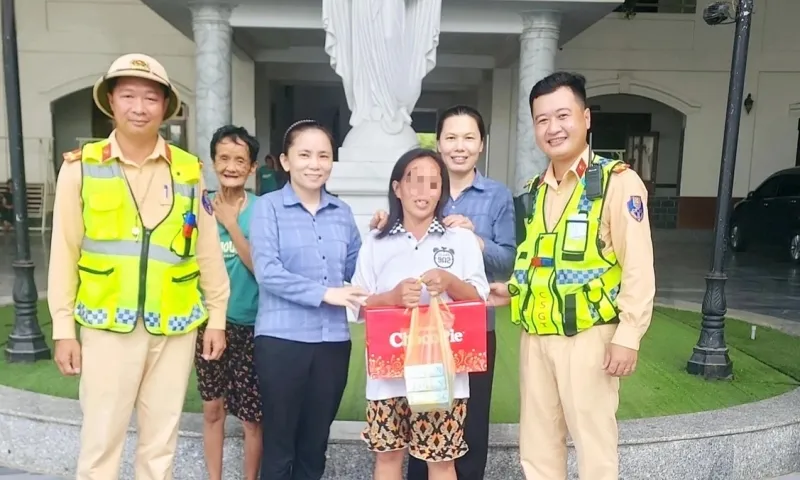 Nguoi phu nu di lac tren cao tc