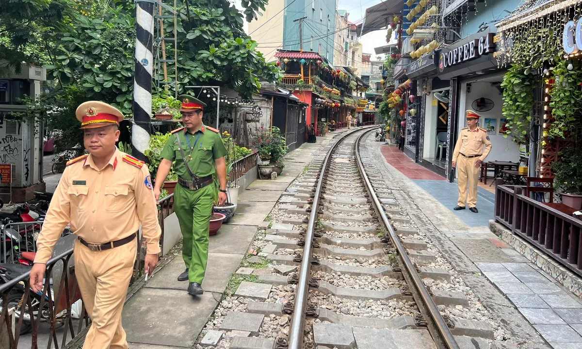 Các hộ kinh doanh trên phố cà phê đường tàu cam kết bảo đảm an toàn giao thông