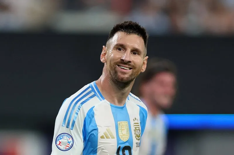 chinh-phu-argentina-yeu-cau-messi-xin-loi-vi-drama-phan-biet-chung-toc-cua-enzo 1