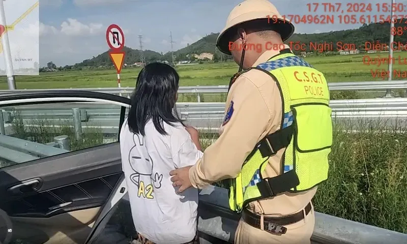 CSGT hỗ trợ người phụ nữ bị tâm thần đi lạc