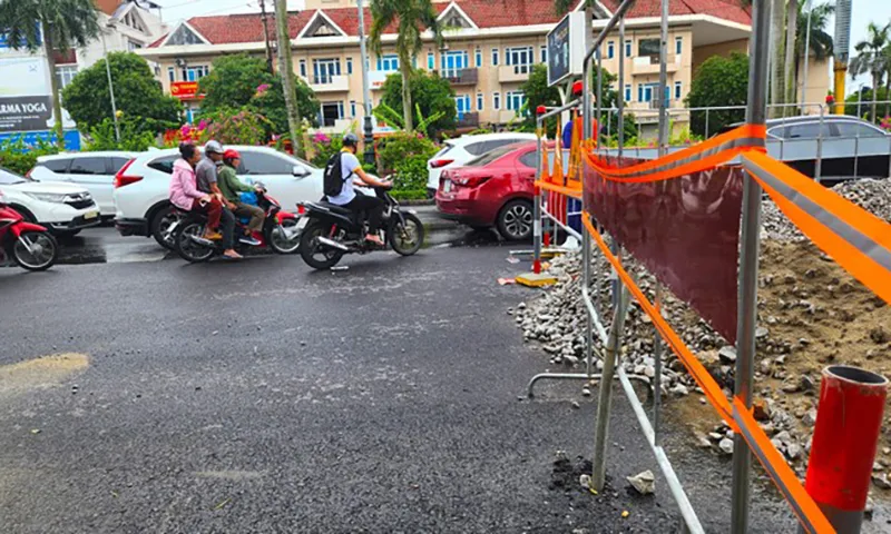 Đi xe máy lao thẳng xuống hố công trình ở TP. Vinh