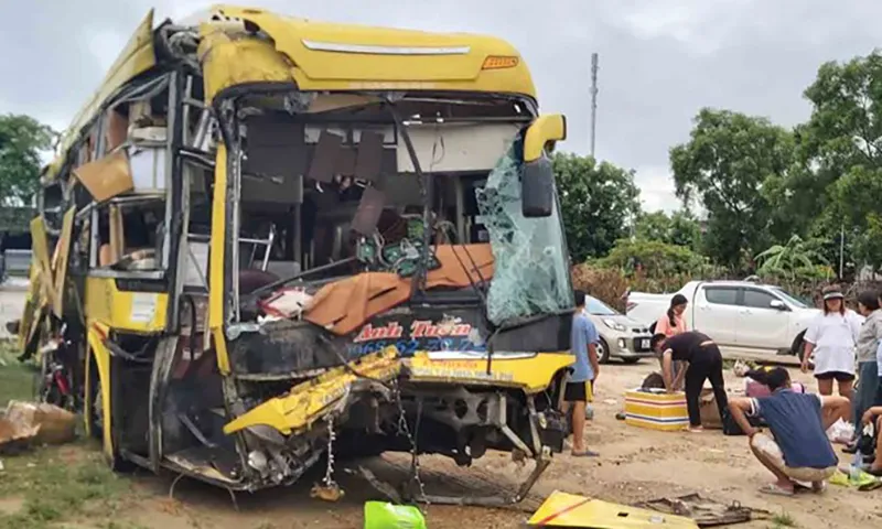 xe khách do tông vào cây nên hư hỏng nặng phần đầu xe