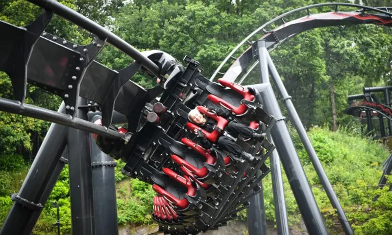 Bà ngoại liều lĩnh Jackie Smith trên tàu lượn siêu tốc Ảnh Khu nghỉ dưỡng Alton Towers