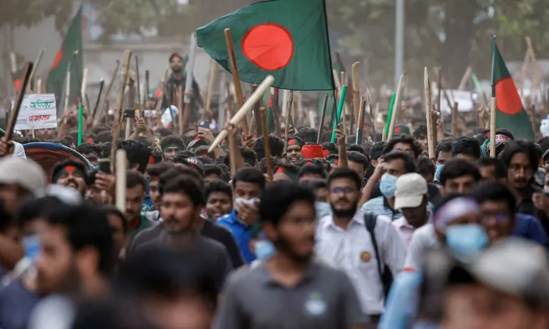  Bangladesh: Đám đông biểu tình, phóng hỏa đài truyền hình