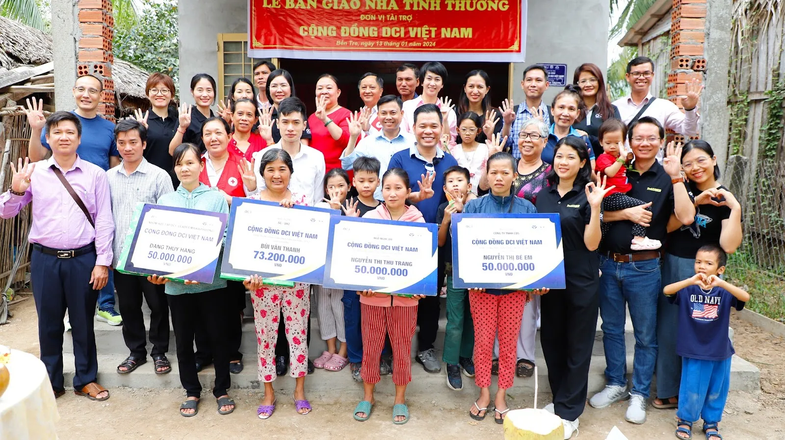 Cộng đồng DCI Việt Nam trong lễ bàn giao nhà tình thương
