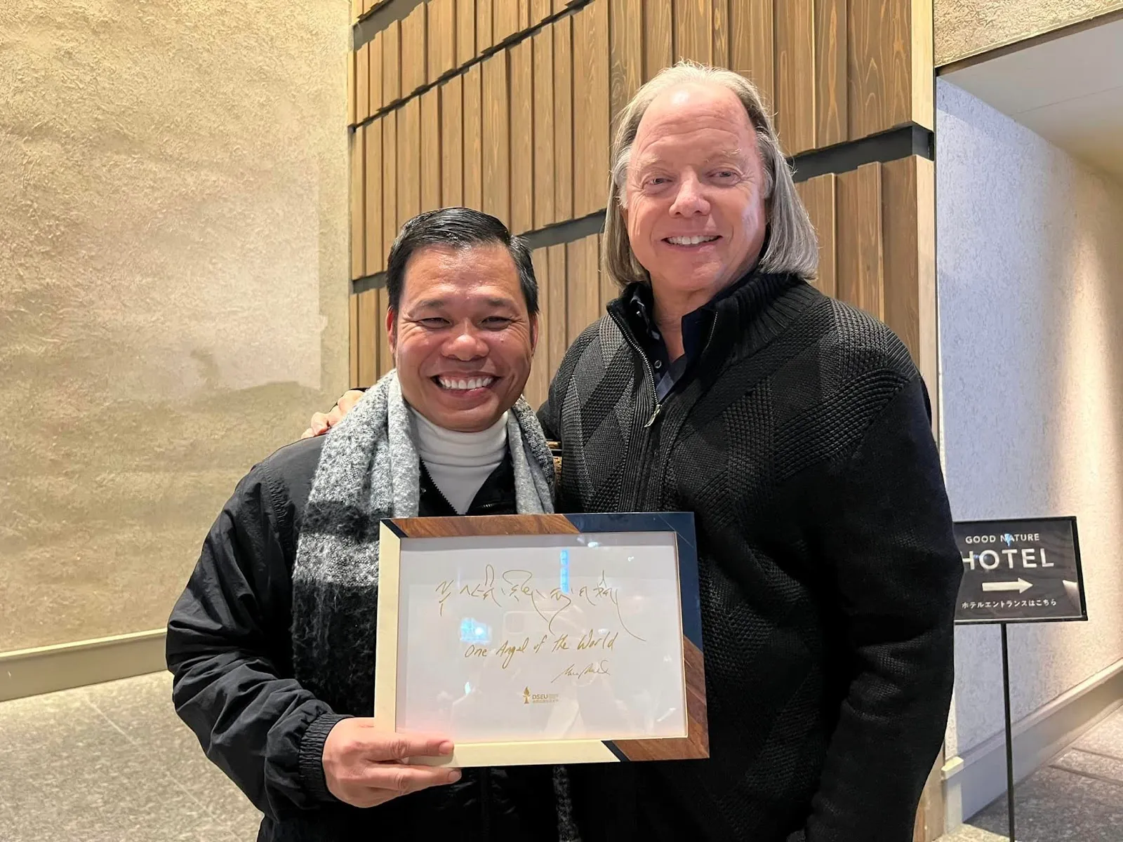 Ông Nguyễn Công Bình và Tiến sĩ Phật học Geshe Michael Roach