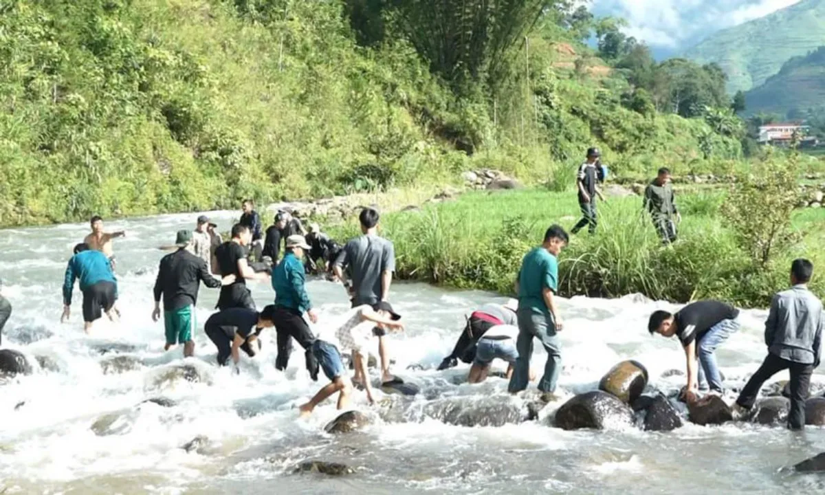 Hàng trăm người tìm kiếm bé trai 13 tuổi mất tích khi tắm suối