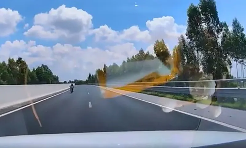 Người đàn ông liều lĩnh điều khiển xe máy phóng ngược chiều trên cao tốc