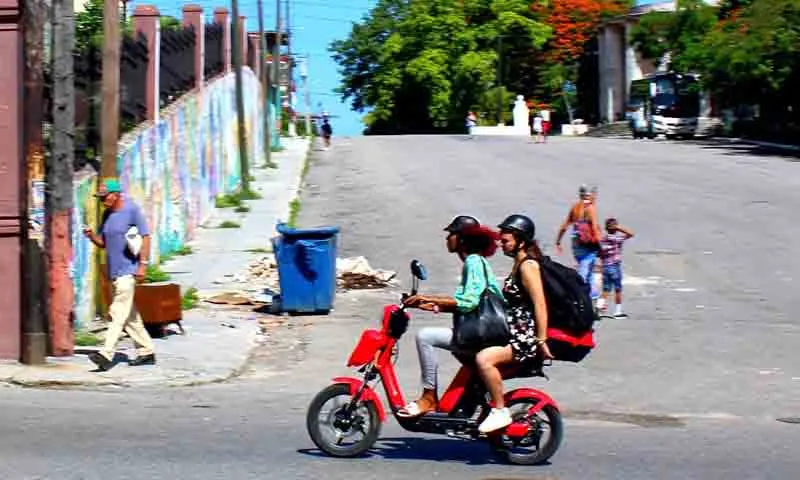 Xe điện làm thay đổi đường phố La Habana, Cuba