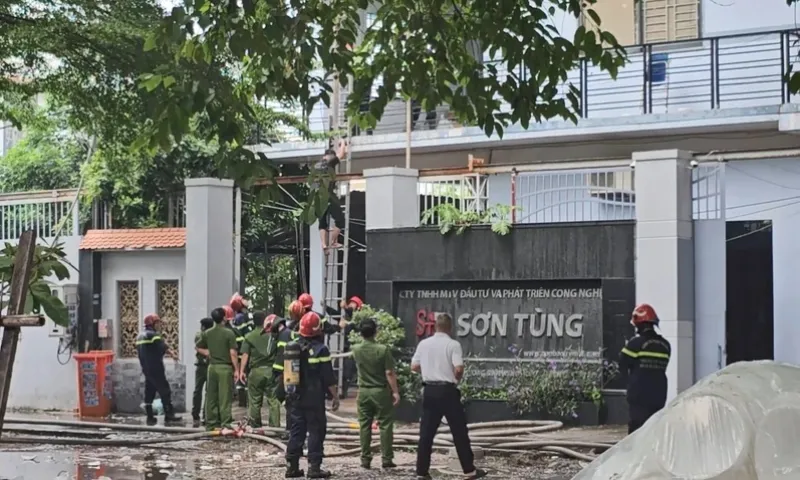 Cháy công ty mũ bảo hiểm, giải cứu hàng chục người kẹt trên sân thượng