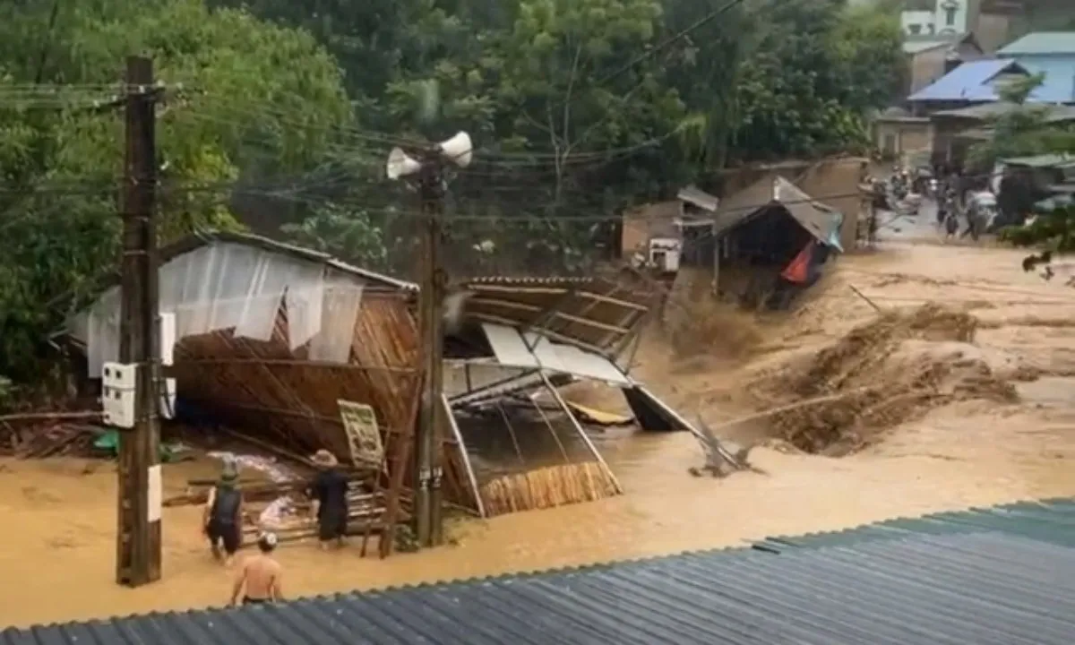 Lũ quét cuốn trôi nhà dân ở vùng cao Thanh Hóa