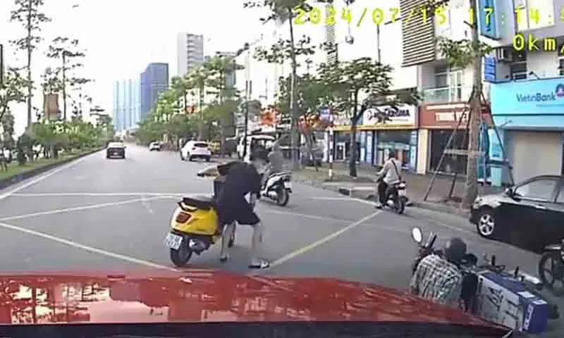 Người thanh niên lái xe màu vàng định dựng xe lên để chạy thoát sau khi gây tai nạn Ảnh chup từ camera hành trình