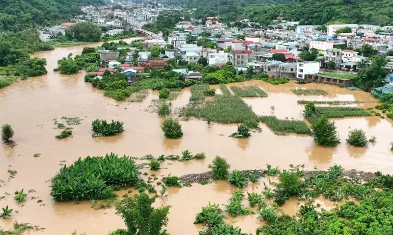 Phó công an xã cùng đồng đội ra giữa dòng lũ cứu 5 người