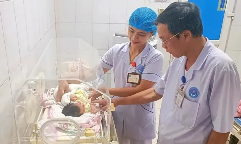Bé trai bị bỏ rơi nơi bờ ruộng