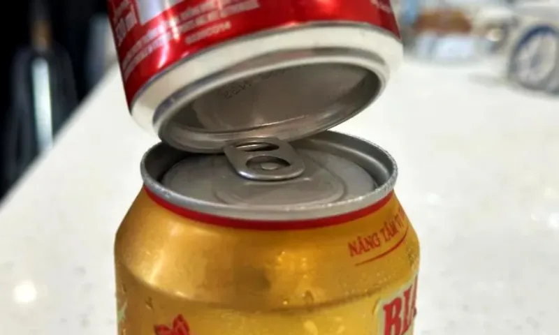 Tại sao các lon nước có thiết kế lõm ở đáy?