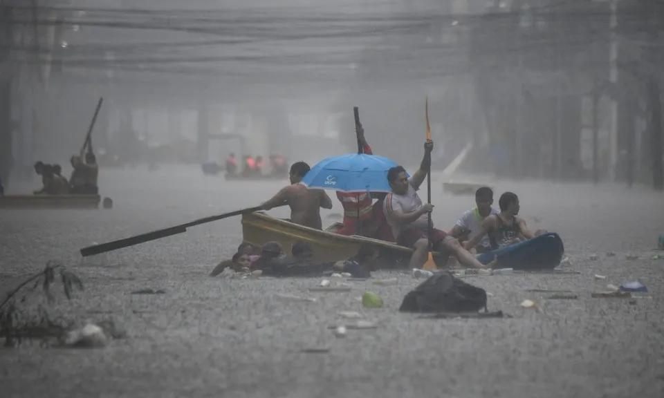 Đường phố biến thành sông khi cơn bão Gaemi quét qua Philippines