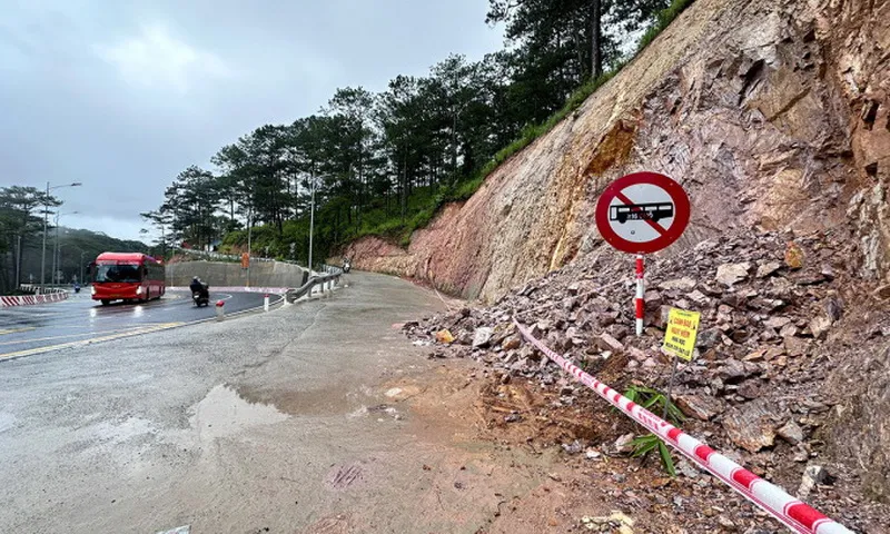 Mưa kéo dài, đèo cửa ngõ vào Đà Lạt lại bị sạt lở