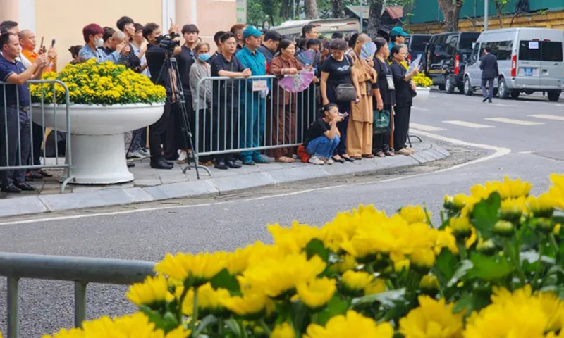 Dòng người đã đổ về Nhà tang lễ Quốc gia số 5 Trần Thánh Tông và Nhà văn hóa thôn Lại Đà, xã Đông Hội, TP Hà Nội để chờ đợi được vào kính tiễn Tổng Bí thư Nguyễn Phú Trọng.