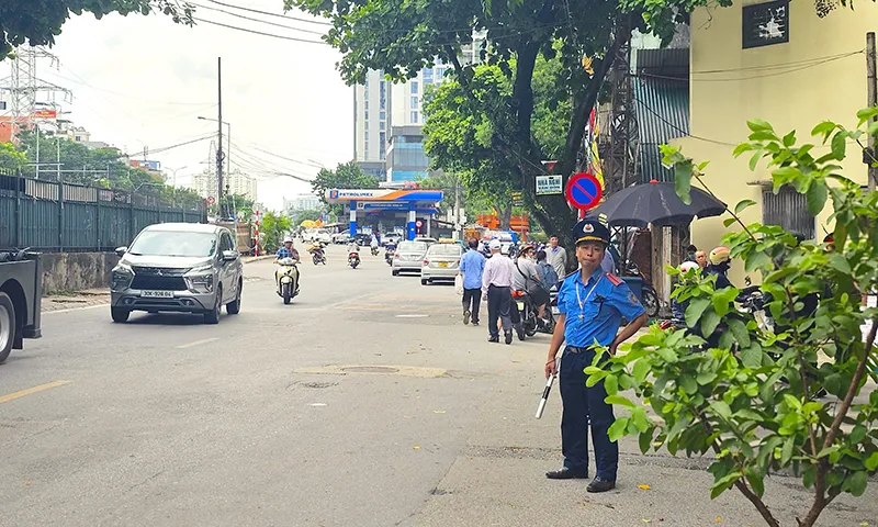 Lực lượng chức năng điều tiết phương tiện tại tuyến đường là lối đi vào Nhà tang lễ số 5 Trần Thánh Tông.