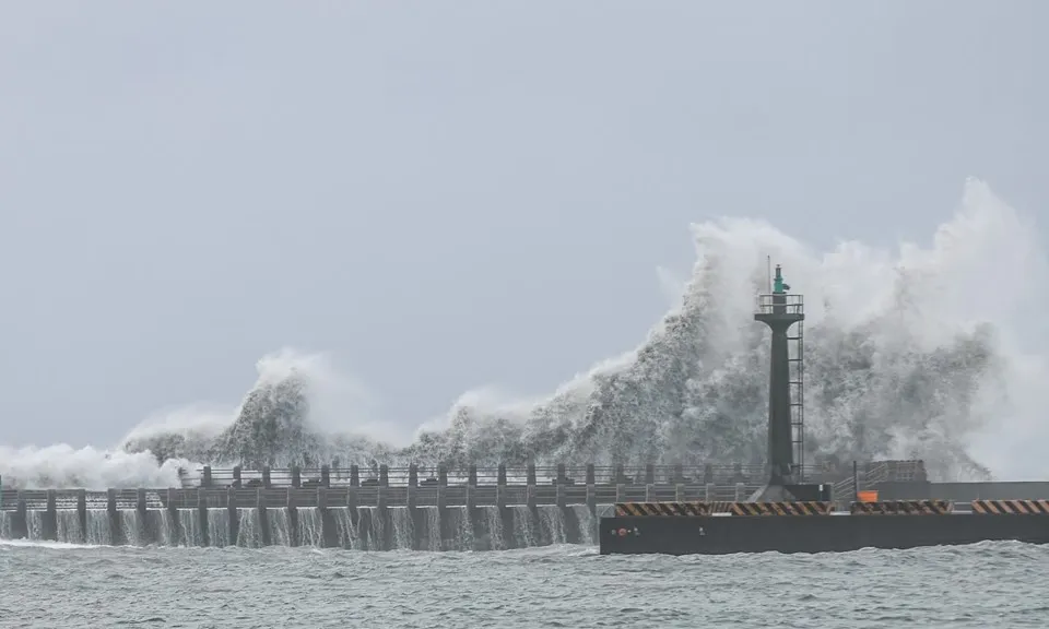 Đài Loan: Tàu chở hàng chìm, nhiều tàu mắc cạn do biển động