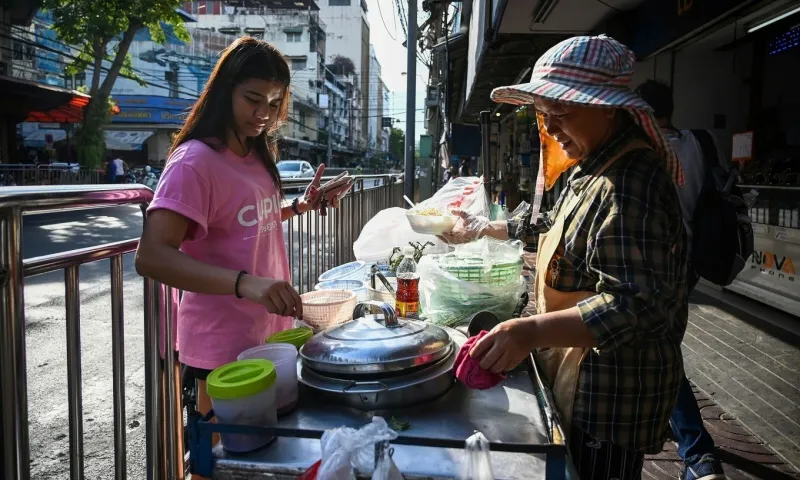 Thái Lan phát gần 13 tỷ USD cho dân như thế nào?