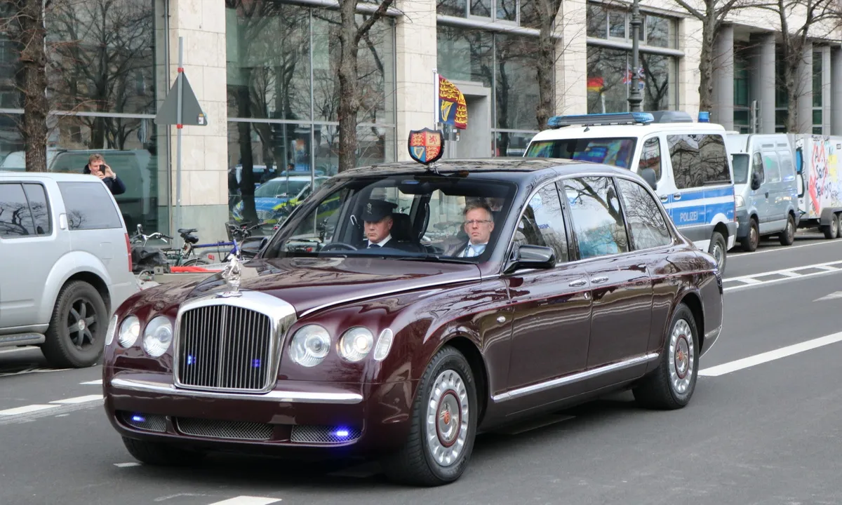 edit-bentley-state-limousine-c792429032023203907-1-1721919167281812434523