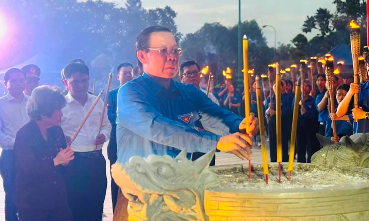 TPHCM: Thắp nến tri ân các Anh hùng liệt sĩ