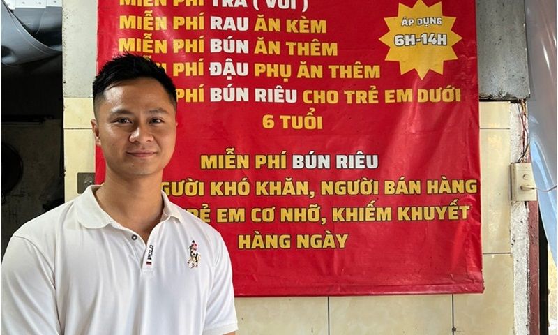 Hà Nội: Chủ quán bún tặng đồ ăn cho shipper và nhận lại quả ngọt