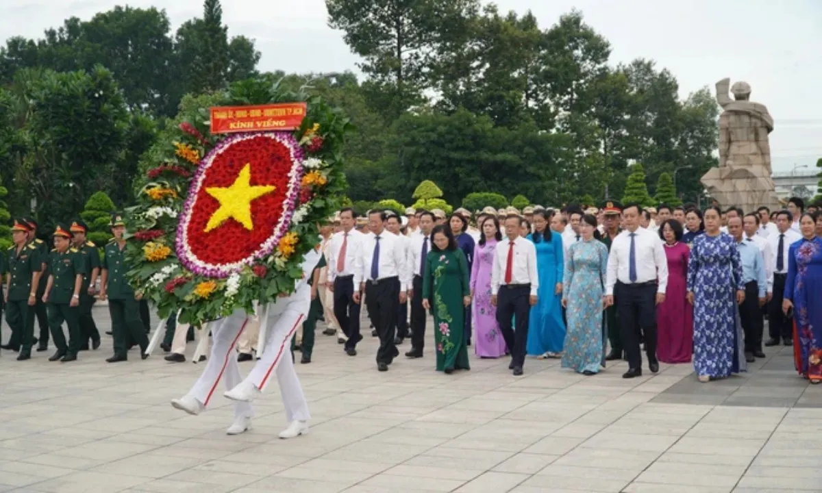 LANH-DAO-TPHCM-DANG-HUONG-HOA-VIENG-LIET-SI