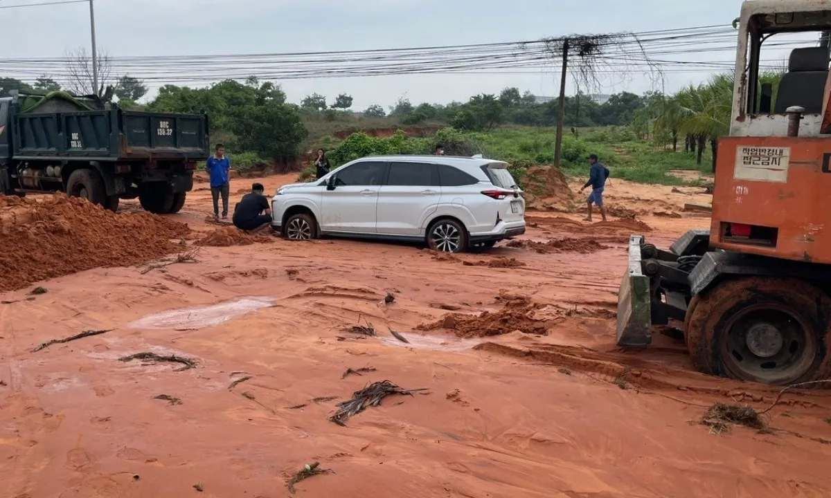 Lũ cát đỏ tràn xuống đường đi Mũi Né, gây ách tắc giao thông