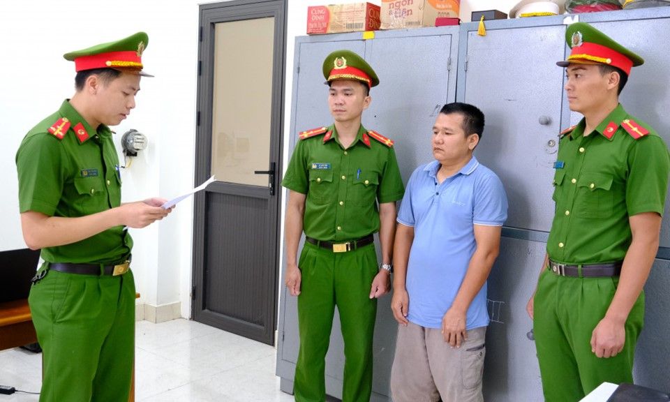Hà Tĩnh: Khởi tố tài xế xe đầu kéo chở quá tải, cố tình đâm xe vào CSGT