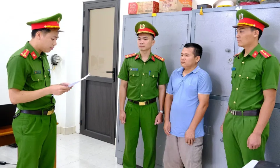 Hà Tĩnh: Khởi tố tài xế xe đầu kéo chở quá tải, cố tình đâm xe vào CSGT