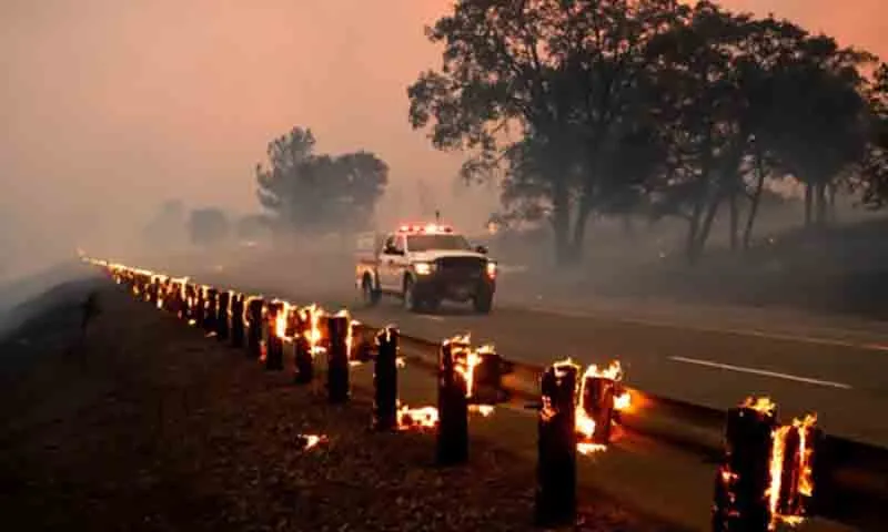 Các đám cháy phải sơ tán hàng ngàn cư dân, phá hủy nhà cửa và gây ảnh hưởng đến cơ sở hạ tầng