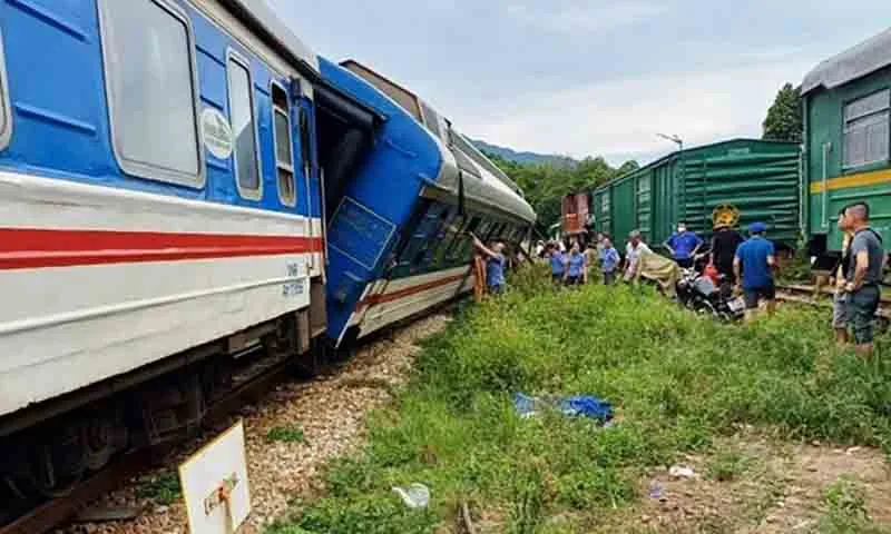 Hai toa tàu của đoàn SE11 bị trật đường ray ở Huế