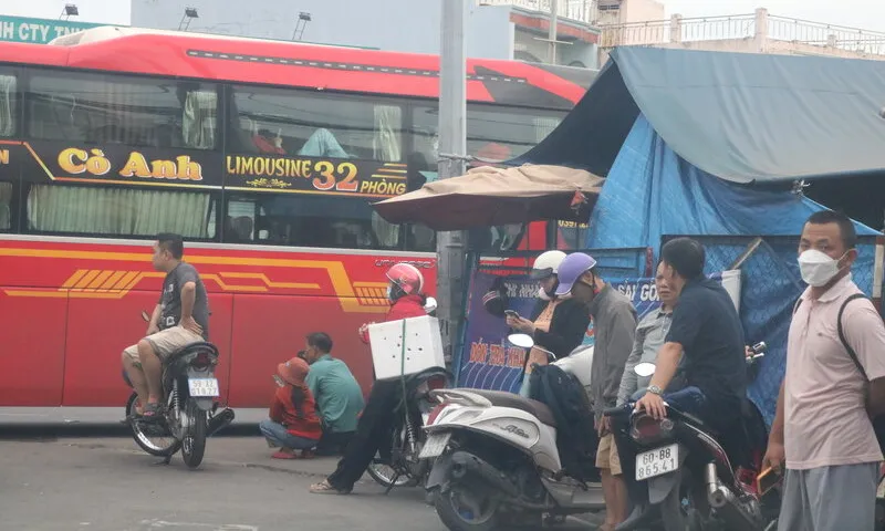 TPHCM: Tái diễn nạn đón, trả khách trái quy định ở các cây xăng 