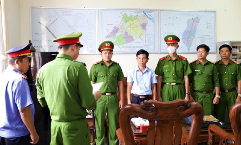Bắt tạm giam Phó Ban Quản lý các Khu công nghiệp tỉnh Hậu Giang