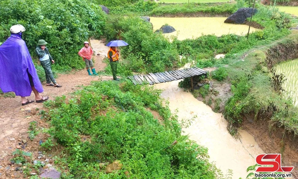 Sơn La: Chạy qua suối khi trời mưa to, bé gái 12 tuổi bị lũ cuốn