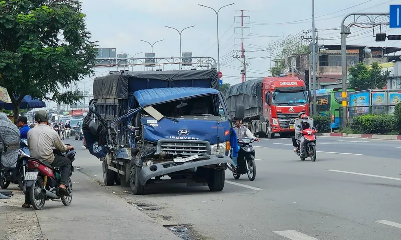 Va chạm liên hoàn 5 ô tô trên Quốc lộ 1 đoạn qua quận Bình Tân