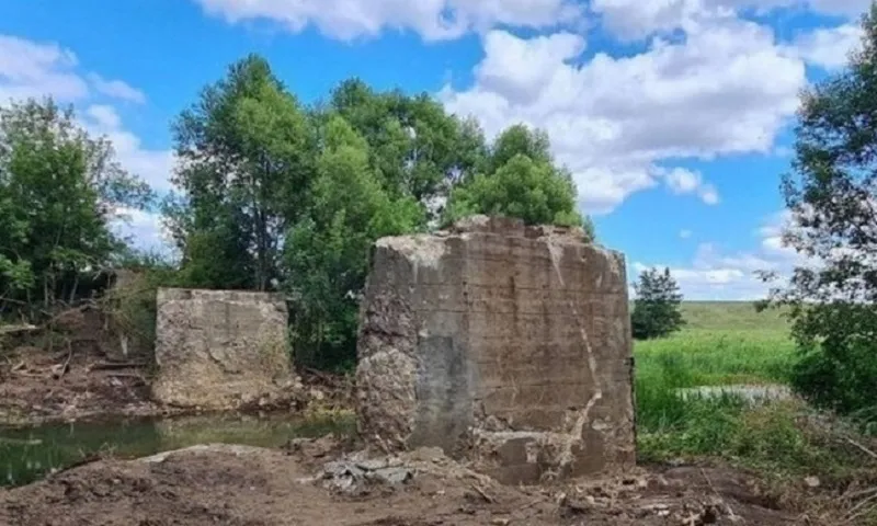 Phần trụ bêtông còn lại của cây cầu tại Nga sau vụ trộm  Baza