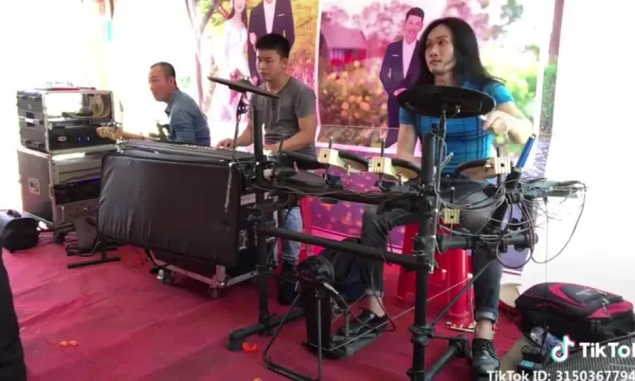 Phản ứng cực nhạy của ban nhạc đám cưới khiến dân mạng trầm trồ