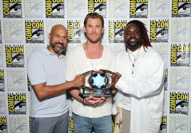 het-lam-sieu-anh-hung-than-sam-goa-phu-den-ru-nhau-long-tieng-cho-transformers (1)