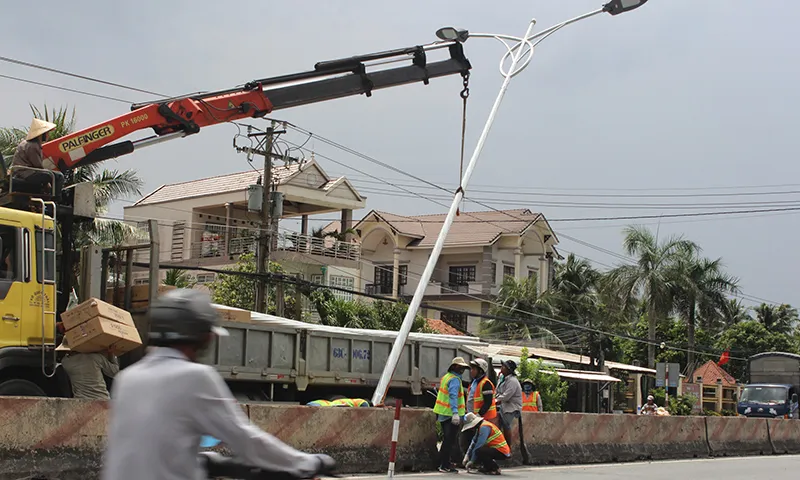 Tiền Giang: lắp đặt đèn đường trên Quốc lộ 1 dài hơn 21km