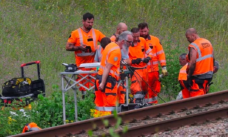 Lực lượng chức năng làm việc tại hiện trường một vụ phá hoại hệ thống đường sắt cao tốc ở vùng Normandie (tây bắc Pháp)  2672024  RE