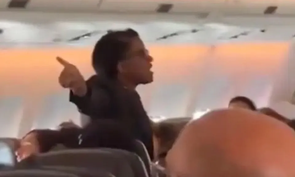 Một chuyến bay bị hủy vì tiếp viên hàng không quát tháo hành khách xin chăn