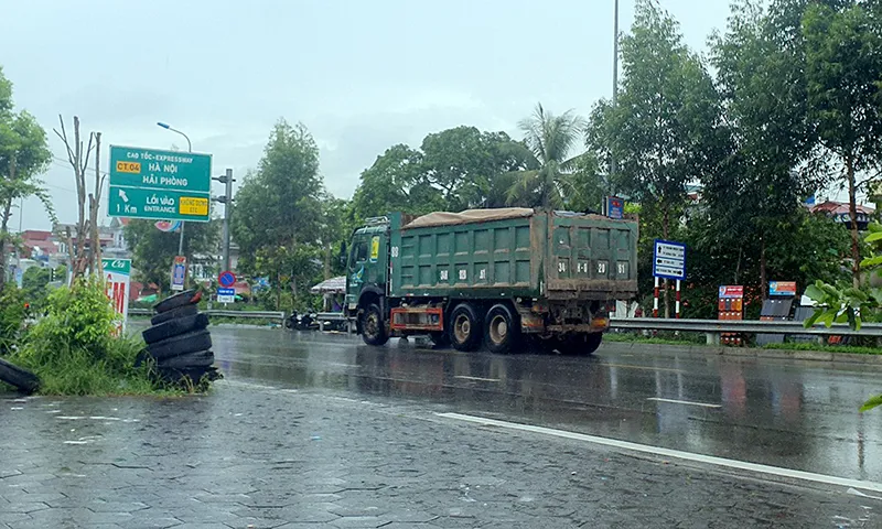 Hải Dương: Đoàn xe chở cát quá tải chạy tung tăng gây ô nhiễm