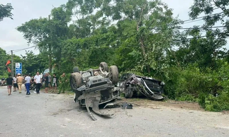 Hai ô tô rượt đuổi, đụng nhau rồi lật ngửa khiến người đi đường khiếp sợ