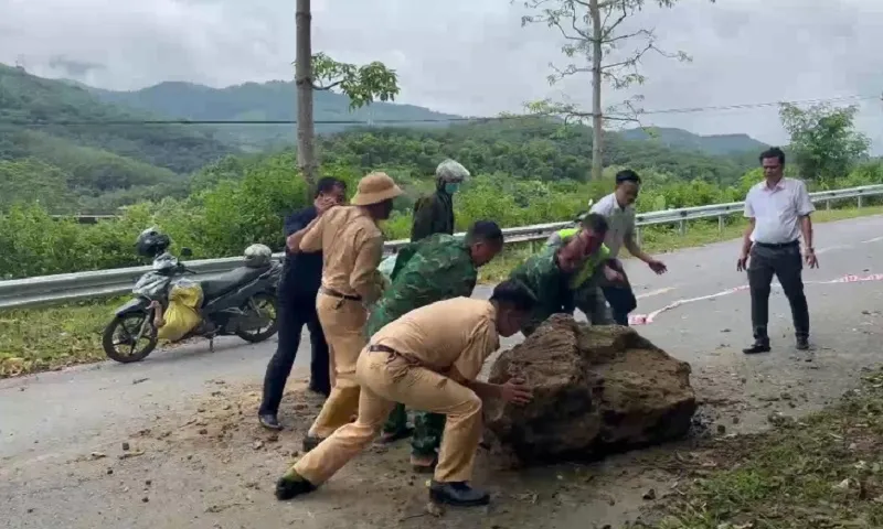 CSGT nhiều nơi ứng trực trong mưa bão