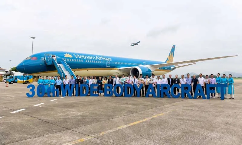 Sân bay Nội Bài đón chiếc máy bay thân rộng Boeing 787-10