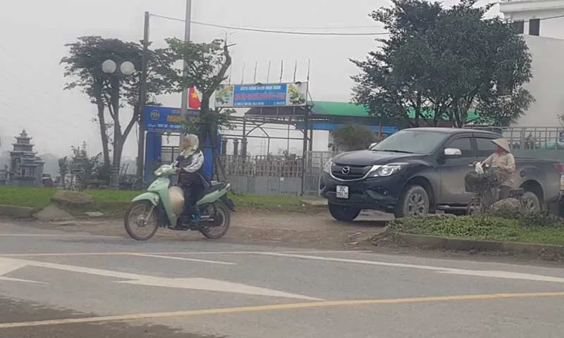 Các phương tiện vô tư sang đường qua những lối đi tự mở trên tuyến QL1A tránh TP, Ninh Bình